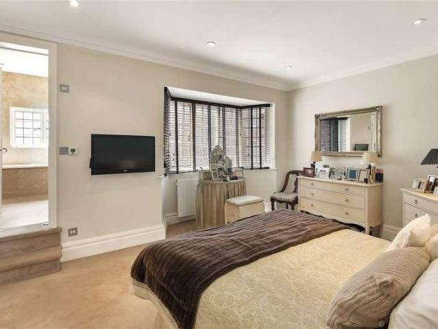 6 bed house for sale