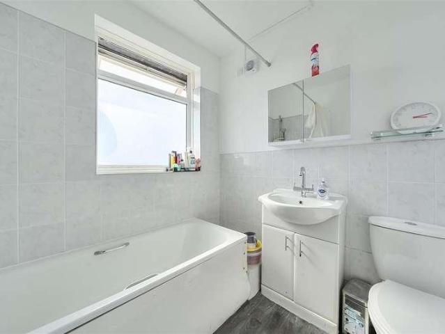 6 bed house for sale