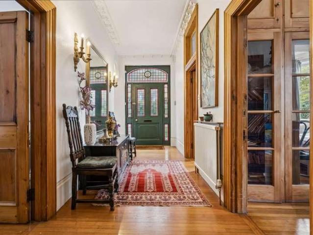 6 bed house for sale