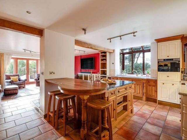 6 bed house for sale