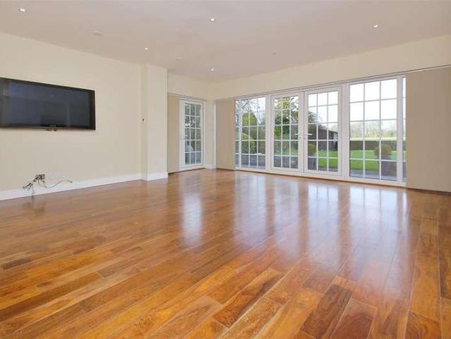 6 bed house for sale