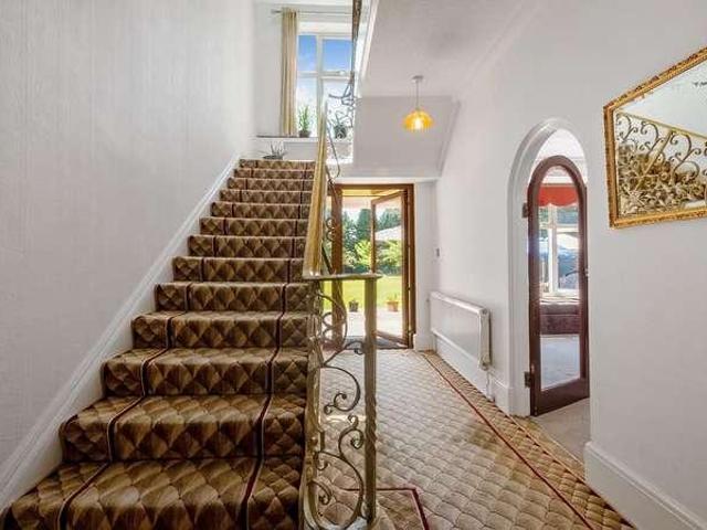 6 bed house for sale