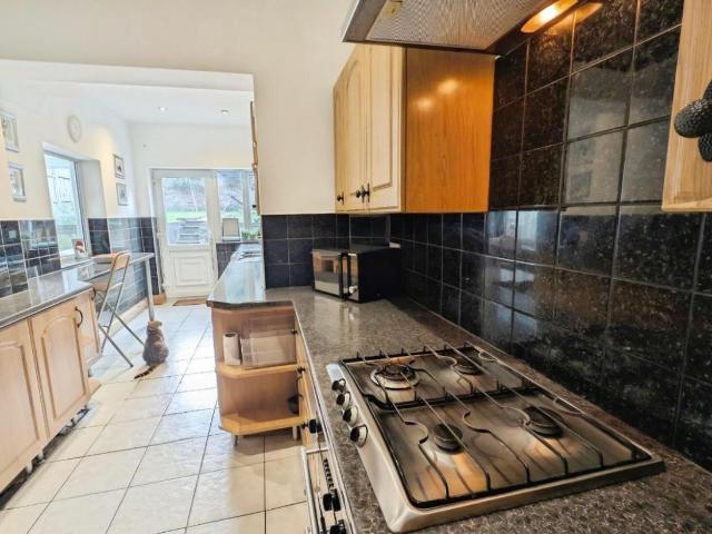 6 bed house for sale
