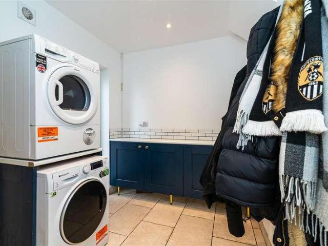 6 bed house for sale
