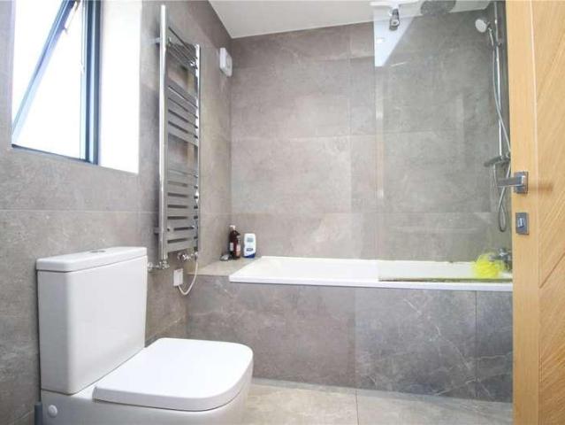 6 bed house for sale