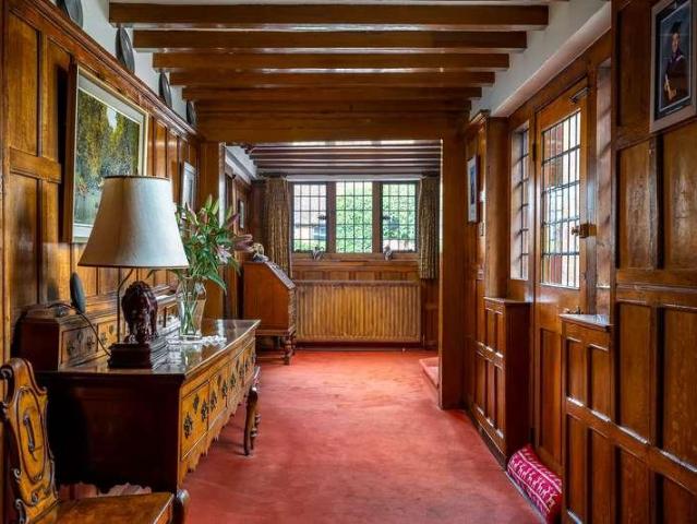 6 bed house for sale