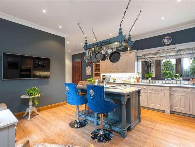 6 bed house for sale