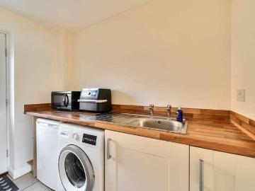 6 bed house for sale