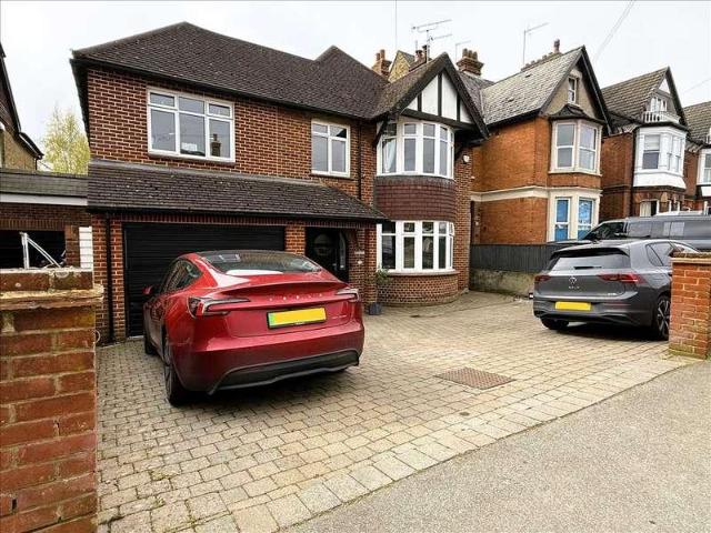 6 bed house for sale