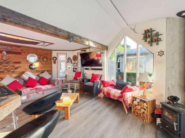 6 bed house for sale