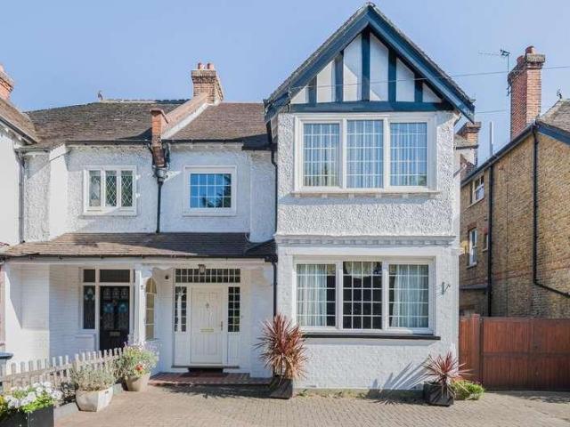 6 bed house for sale