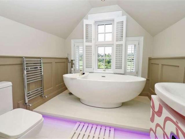 6 bed house for sale