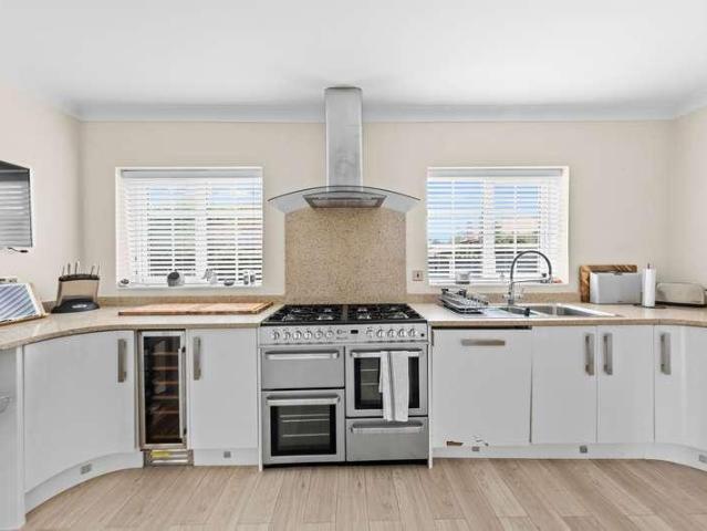 6 bed house for sale