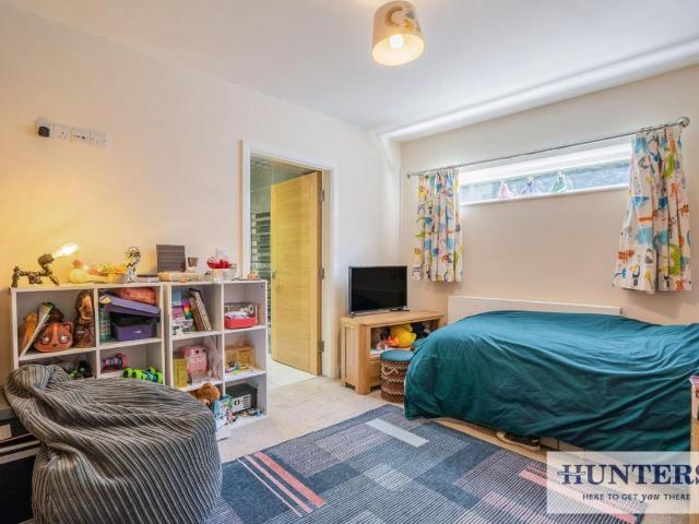 6 bed house for sale