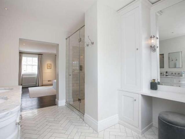 6 bed house for sale