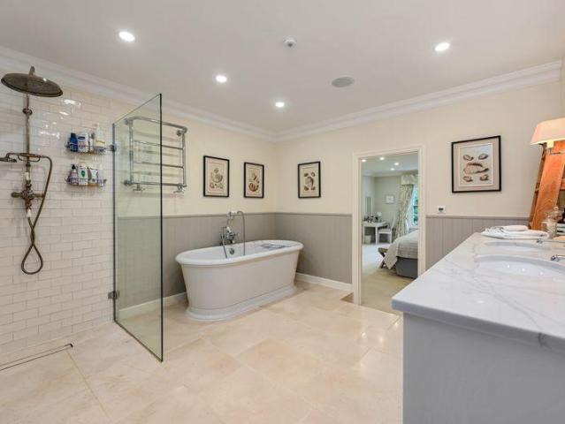 6 bed house for sale