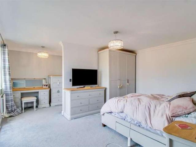 6 bed house for sale