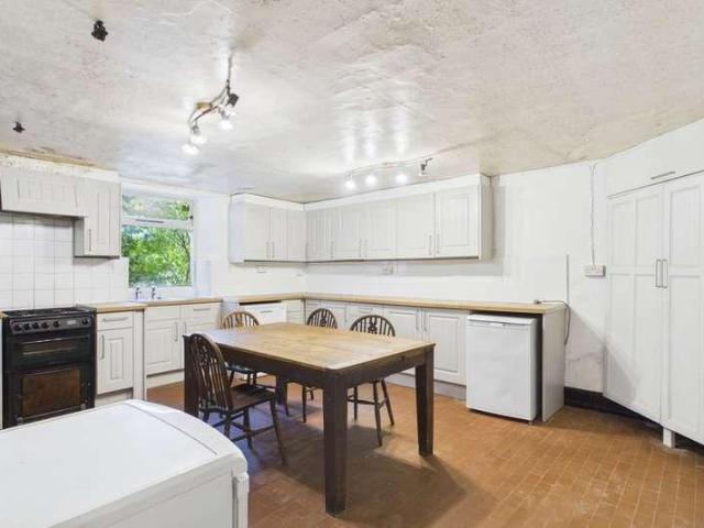 6 bed house for sale