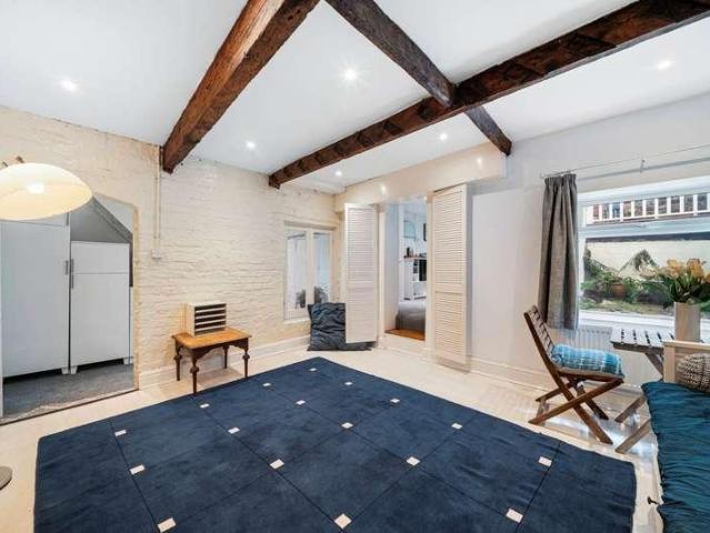6 bed house for sale