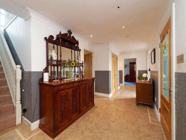 6 bed house for sale