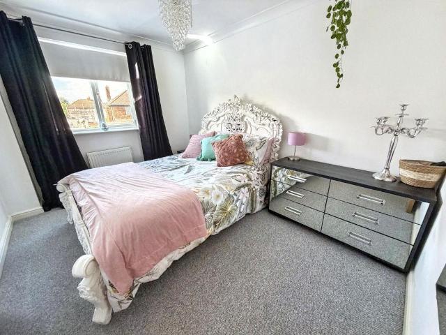 6 bed house for sale