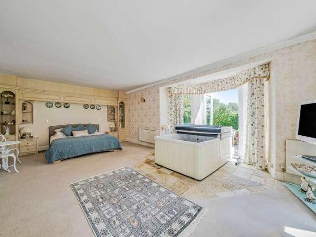 6 bed house for sale
