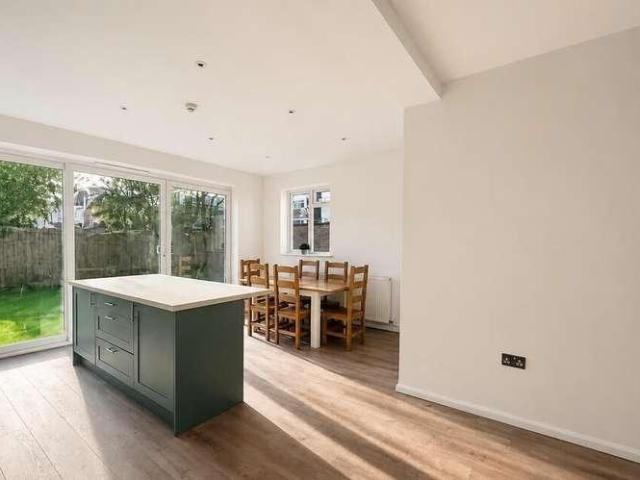 6 bed house for sale