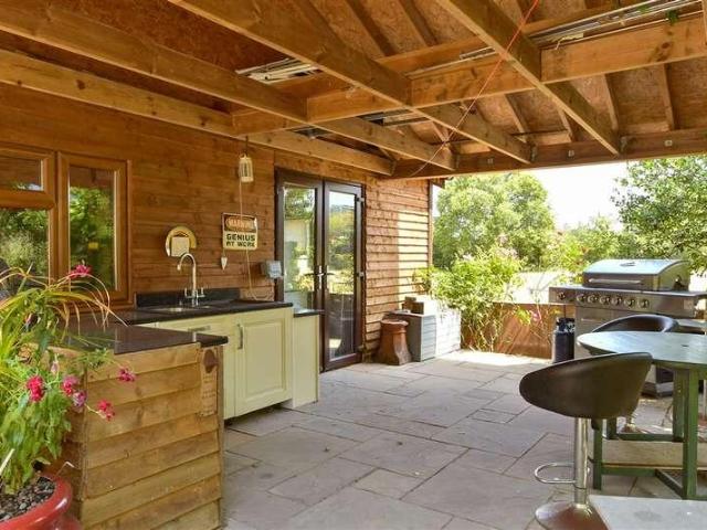 6 bed house for sale