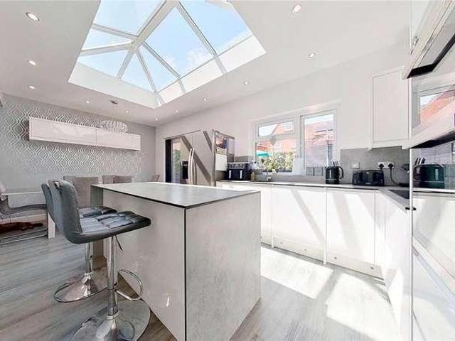 6 bed house for sale