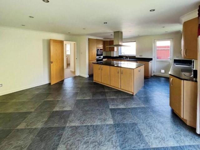 6 bed house for sale