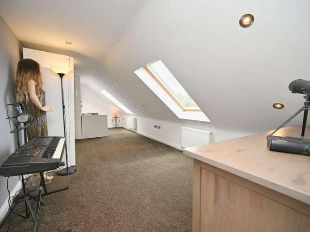6 bed house for sale