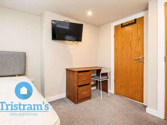 6 bed house for sale