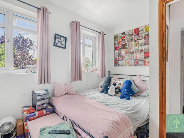 6 bed house for sale
