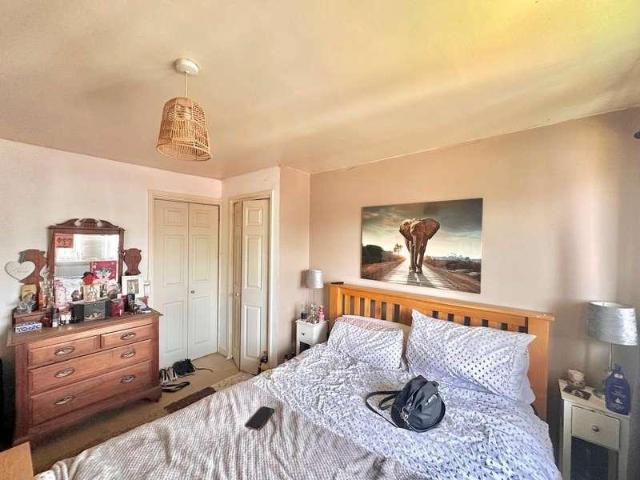 6 bed house for sale