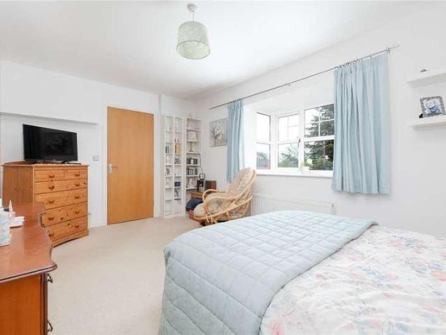 6 bed house for sale