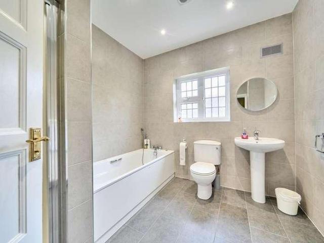 6 bed house for sale