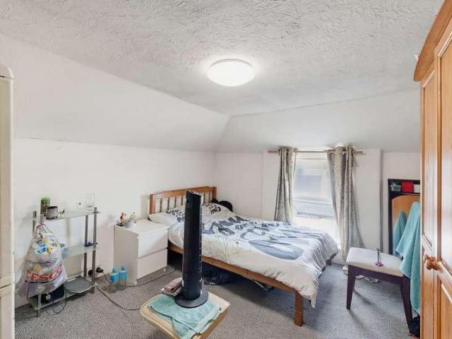 6 bed house for sale