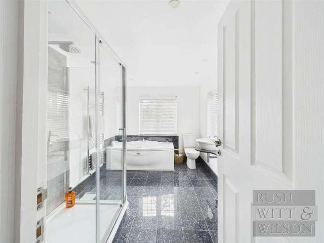 6 bed house for sale