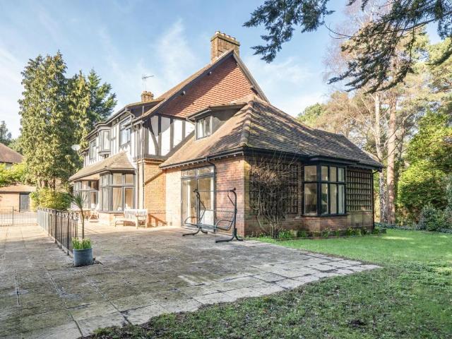 6 bed house for sale