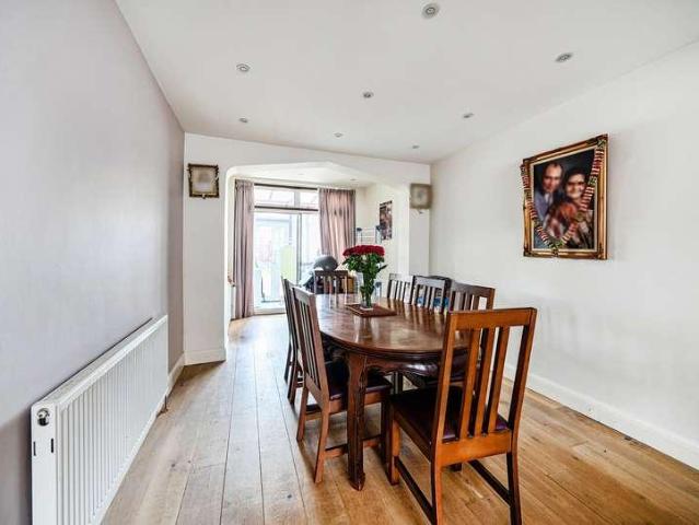 6 bed house for sale