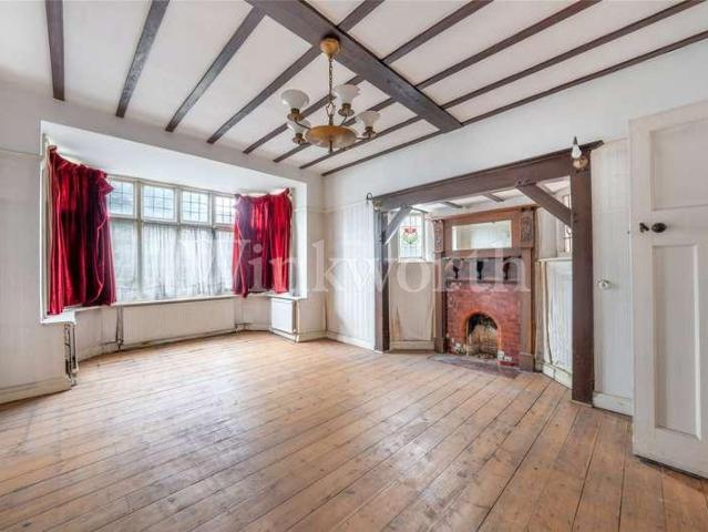6 bed house for sale