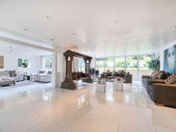 6 bed house for sale