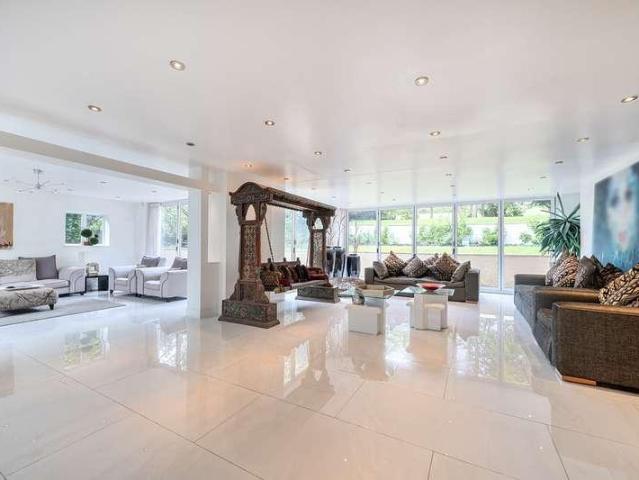 6 bed house for sale