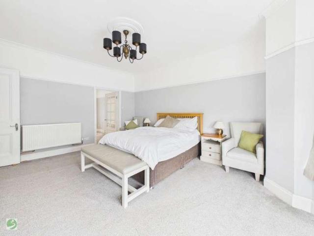 6 bed house for sale
