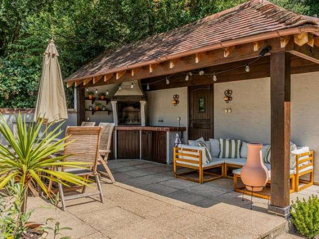 6 bed house for sale