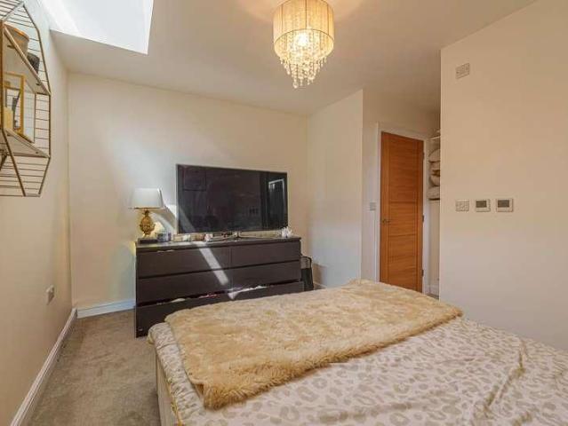 6 bed house for sale