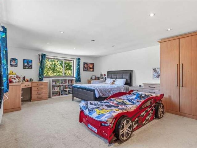 6 bed house for sale