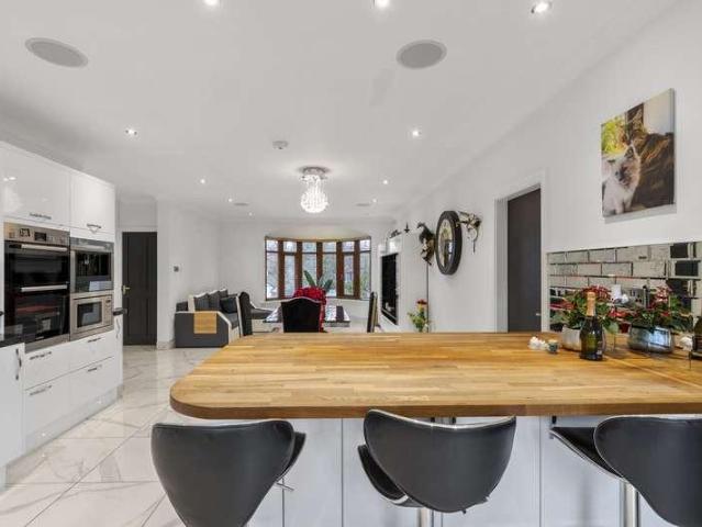 6 bed house for sale