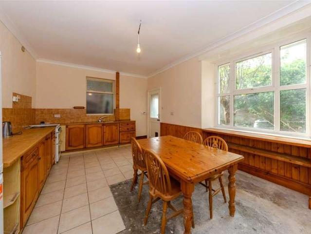 6 bed house for sale