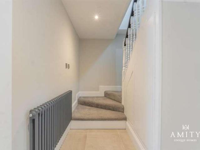 6 bed house for sale